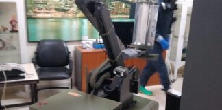 Robot preparado para la emisión de luz ultravioleta contra el coronavirus.