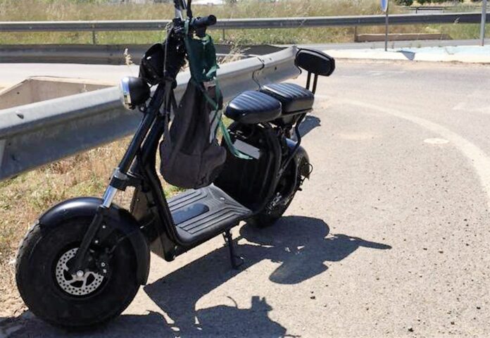 Este es el peculiar patinete eléctrico que conducía el protagonista de la noticia. (Foto: Guardia Civil)