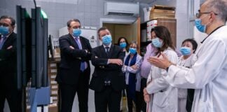 ¡Bombazo!: Hasta 10.000 test diarios del coronavirus se podrán hacer en Castilla-La Mancha García-Page ha conocido de cerca cómo funciona el nuevo sistema de realización de text del coronavirus adquirido por Castilla-La Mancha.