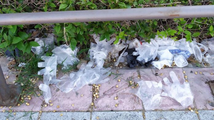 Guantes tirados en el suelo, en una calle de Azuqueca de Henares.