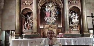 Jesús de las Heras, ante el altar de la parroquia de San Pedro, en Sigüenza.