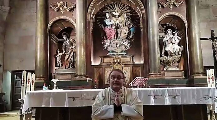 Jesús de las Heras, ante el altar de la parroquia de San Pedro, en Sigüenza.