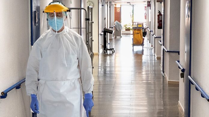 Hospital de Guadalajara. Atención de pacientes de coronavirus en una de las plantas.