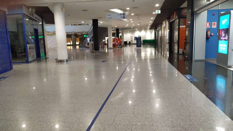Interior del centro comercial Ferial Plaza. (Foto: La Crónic@)