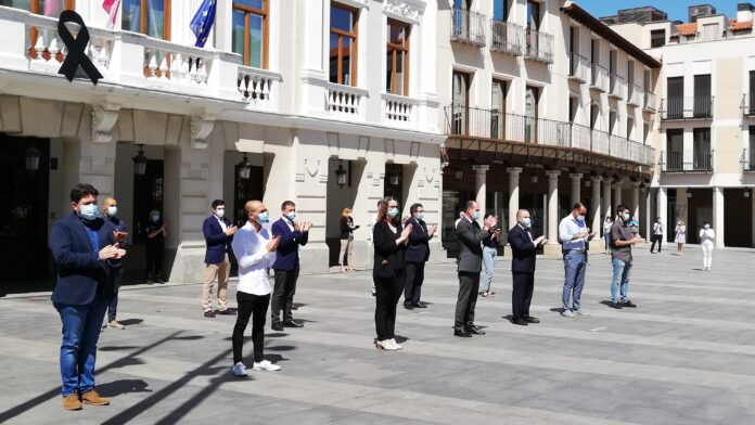 Minuto de silencio por las víctimas del COVID-19, el 27 de mayo de 2020. (Foto: La Crónic@)