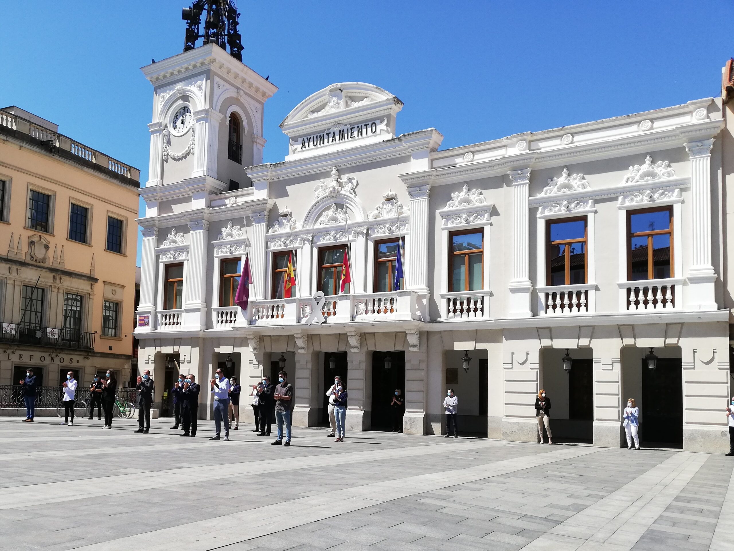 Minuto de silencio por las víctimas del COVID-19, el 27 de mayo de 2020. (Foto: La Crónic@)