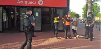 Aquí es donde están repartiendo mascarillas en Guadalajara Reparto de mascarillas en la estación de Renfe de Azuqueca de Henares, el 4 de mayo de 2020.