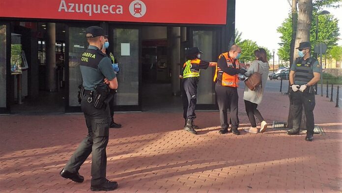 Reparto de mascarillas en la estación de Renfe de Azuqueca de Henares, el 4 de mayo de 2020.