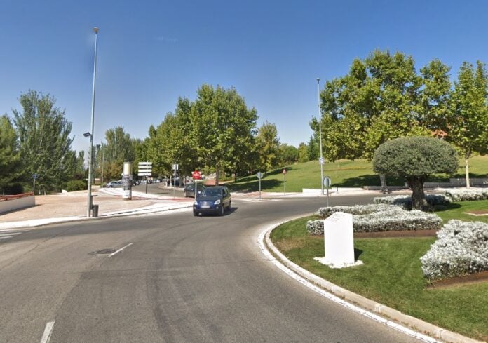 El mercadillo se extiende desde la Glorieta del Retén de Cogolludo, pasado el puente de Aguas Vivas.