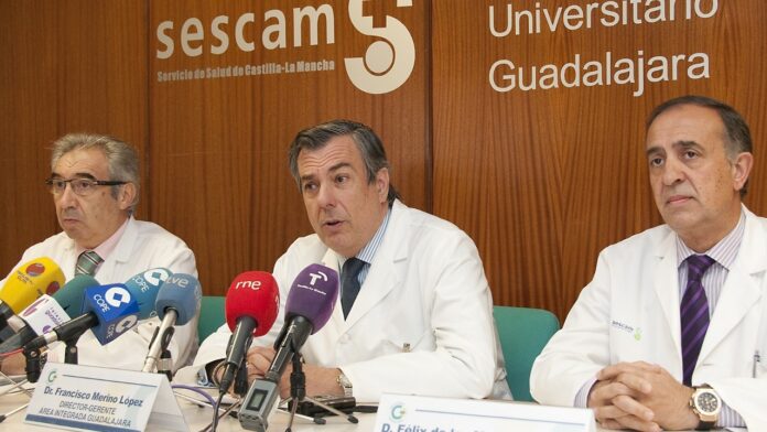 Merino, entre los doctores Atance y De los Mozos, durante su etapa en el Hospital de Guadalajara.