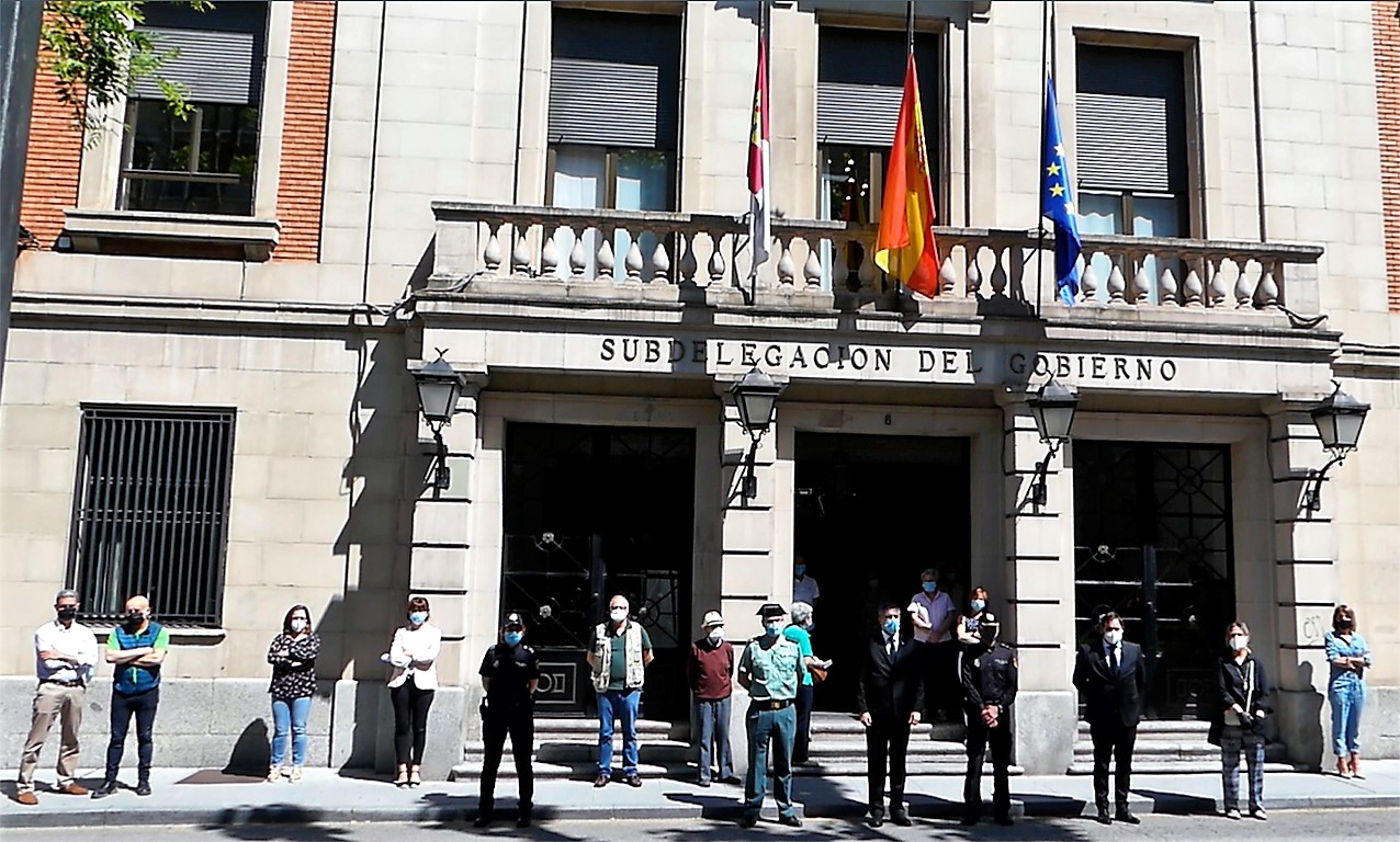 Minuto de silencio ante la subdelegación del Gobierno en Guadalajara.
