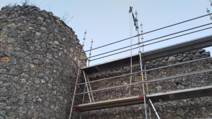 Trabajos en la muralla de Brihuega, en mayo de 2020.