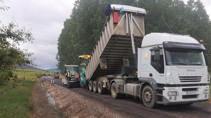 Obras en la carretera de Huertahernando, de titularidad regional.