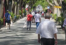Viandantes por el Paseo de las Cruces, en Guadalajara, en mayo de 2020. (Foto: La Crónic@)