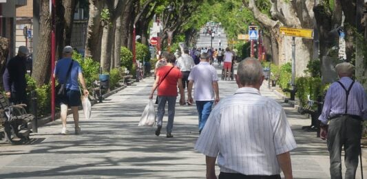 Viandantes por el Paseo de las Cruces, en Guadalajara, en mayo de 2020. (Foto: La Crónic@)