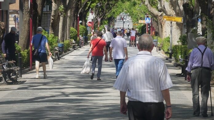 Viandantes por el Paseo de las Cruces, en Guadalajara, en mayo de 2020. (Foto: La Crónic@)