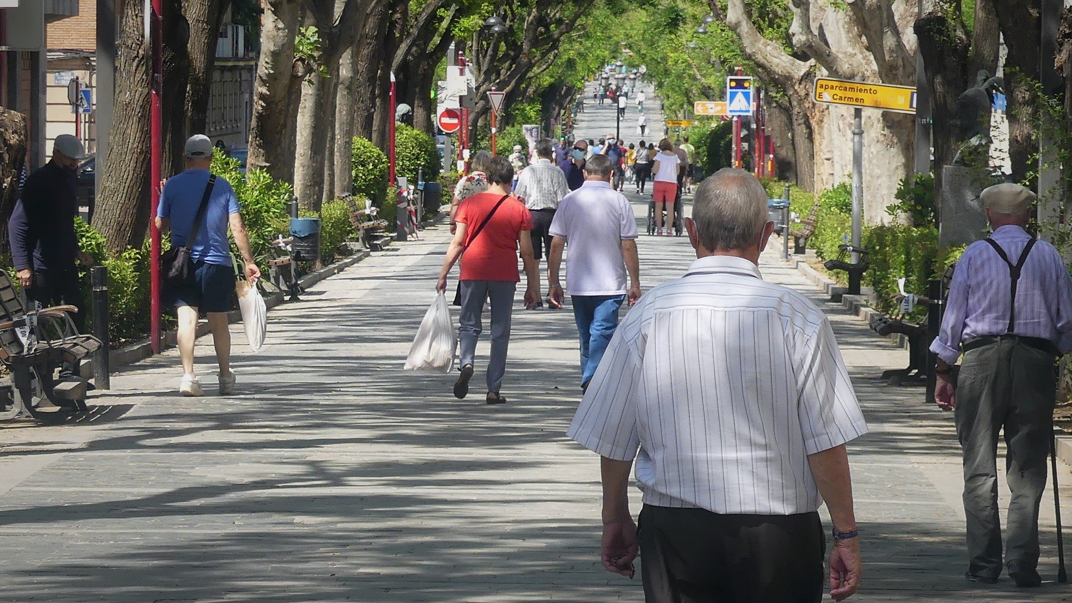 Viandantes por el Paseo de las Cruces, en Guadalajara, en mayo de 2020. (Foto: La Crónic@)