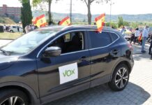 Seguidor de Vox en una caravana en Guadalajara el 23 de mayo de 2020. (Foto: La Crónic@)