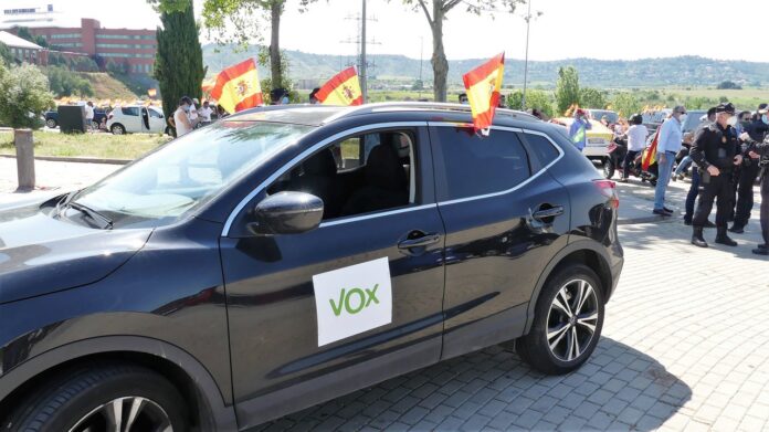 p1090132-2-copiar Seguidor de Vox en una caravana en Guadalajara el 23 de mayo de 2020. (Foto: La Crónic@)