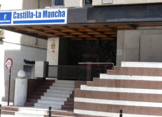 Acceso a la Delegación de la Junta de Comunidades en Guadalajara. (Foto: La Crónic@)