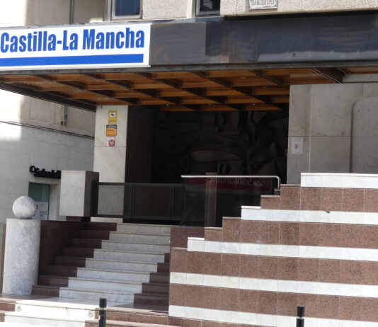 Acceso a la Delegación de la Junta de Comunidades en Guadalajara. (Foto: La Crónic@)