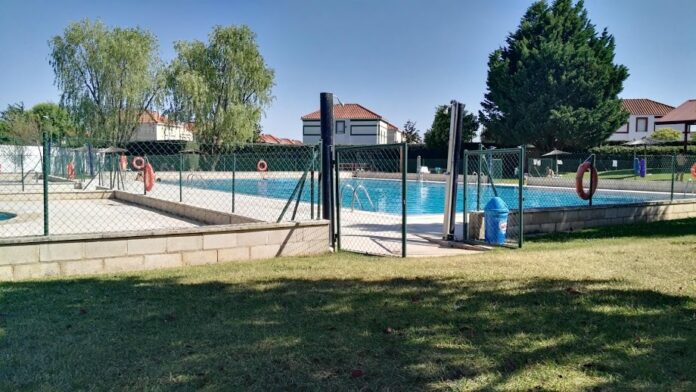 Piscina comunitaria, privada, en Cabanillas del Campo. (Foto: La Crónic@)