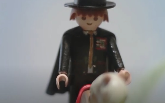 Un cofrade de la Caballada de Atienza, en playmobil.