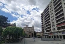 Plaza de Santo Domingo, en el inicio del reparto de mascarillas por parte del Ayuntamiento de Guadalajara. (Foto: La Crónic@)