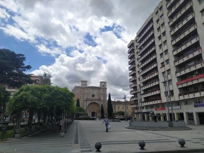 Plaza de Santo Domingo, en el inicio del reparto de mascarillas por parte del Ayuntamiento de Guadalajara. (Foto: La Crónic@)