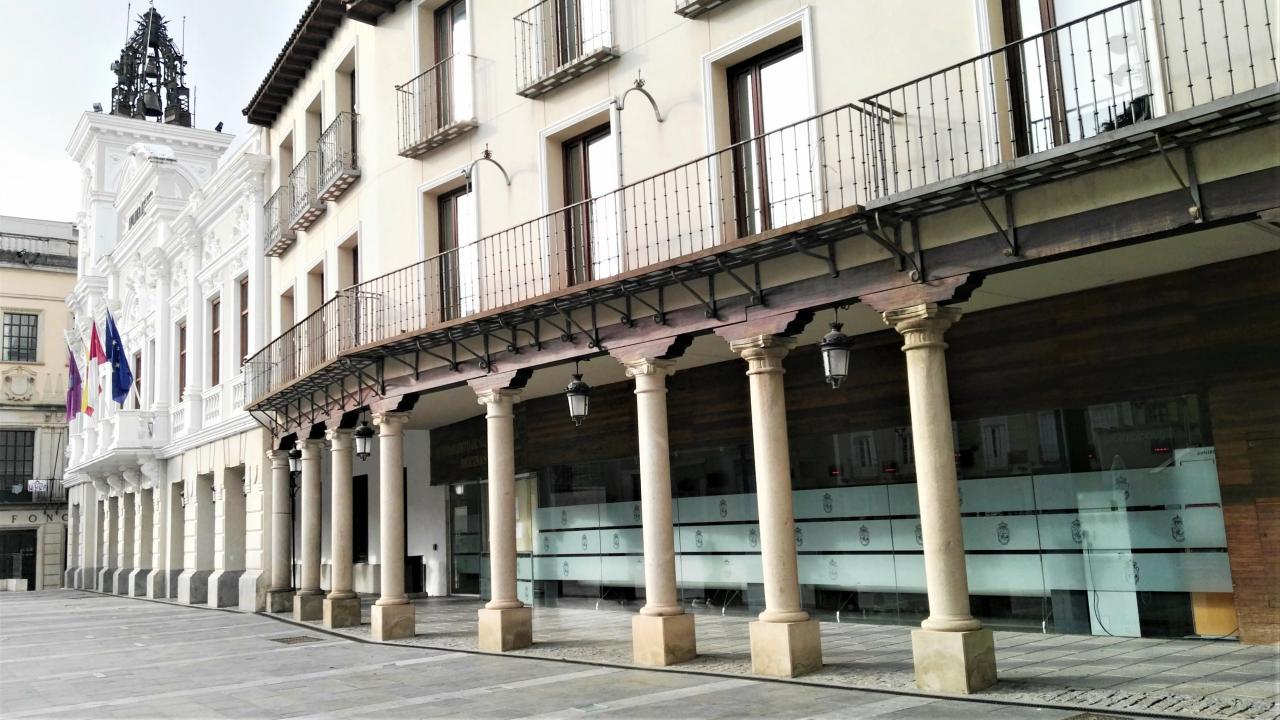 Fachada del Ayuntamiento de Guadalajara y Registro General. Plaza Mayor. (Foto: La Crónic@)