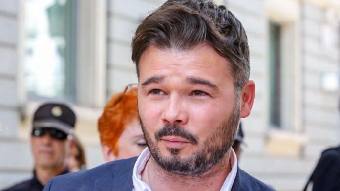 Gabriel Rufián, en el exterior del Congreso de los Diputados.