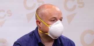 Detrás de la mascarilla está Alejandro Ruiz.