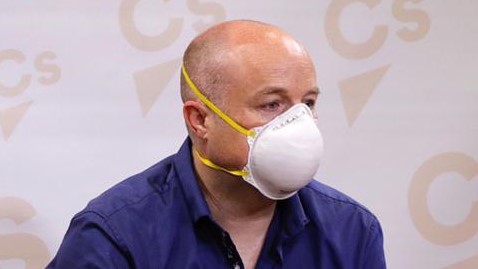 Detrás de la mascarilla está Alejandro Ruiz.