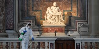 La Piedad, de Miguel Ángel, testigo callado de los trabajos de desinfección de la Basílica de San Pedro, en Roma.