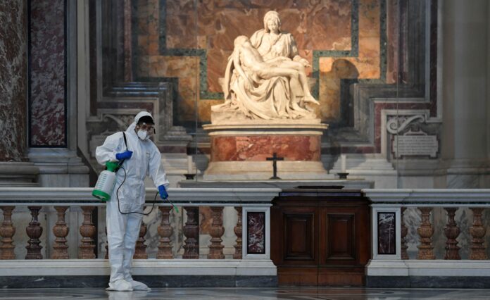 La Piedad, de Miguel Ángel, testigo callado de los trabajos de desinfección de la Basílica de San Pedro, en Roma.