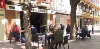 Algunos de los primeros clientes del bar Forever, en la calle San Roque de Guadalajara, el 11 de mayo de 2020.