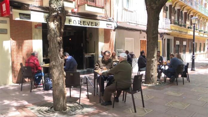 Algunos de los primeros clientes del bar Forever, en la calle San Roque de Guadalajara, el 11 de mayo de 2020.