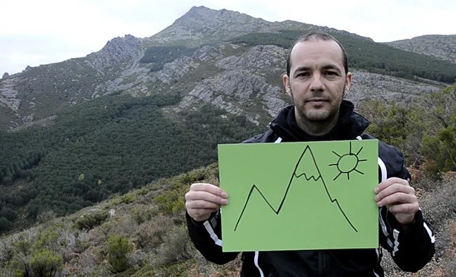 Miguel de Lucas ya se subió al Ocejón, como Dr. Sapo, para pedir ayuda para otro proyecto.