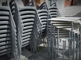 Sillas y mesas aún sin colocar en una terraza de Guadalajara. (Foto: La Crónic@)