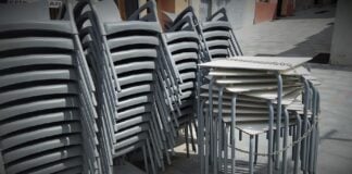 Sillas y mesas aún sin colocar en una terraza de Guadalajara. (Foto: La Crónic@)