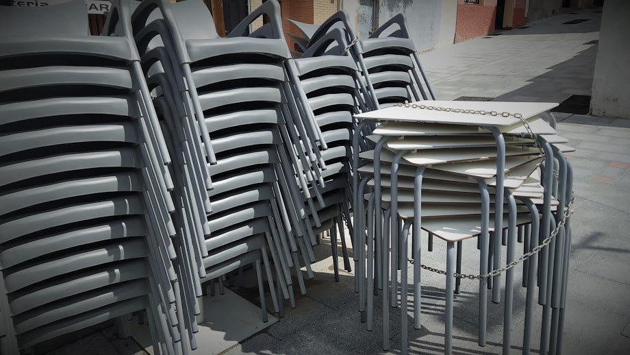 Sillas y mesas aún sin colocar en una terraza de Guadalajara. (Foto: La Crónic@)