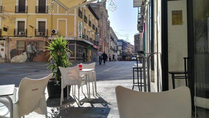 Terraza en la Calle Mayor de Guadalajara antes del coronavirus. (Foto: La Crónic@)