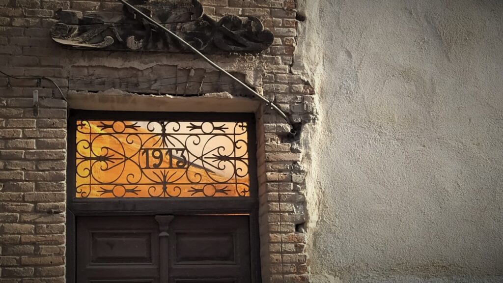 Solar y resto de un edificio en la calle Benito Hernando, de Guadalajara. (Foto: La Crónic@)