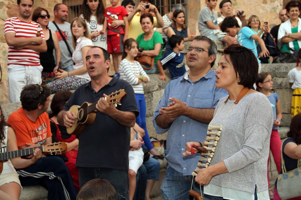 Cantando sanjuaneras en Sigüenza.