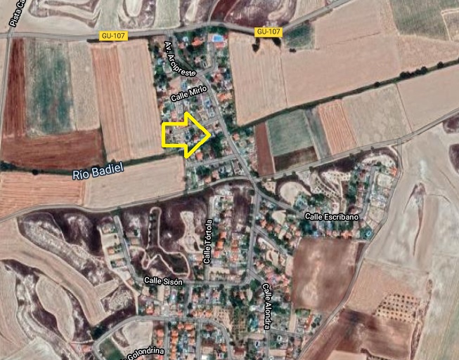 El río Badiel atraviesa una urbanización de Hita. (Foto: Google Maps)