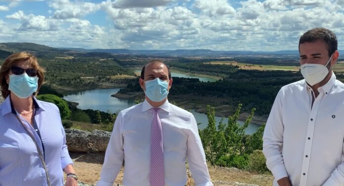 Bellido, ante el embalse de Buendía.