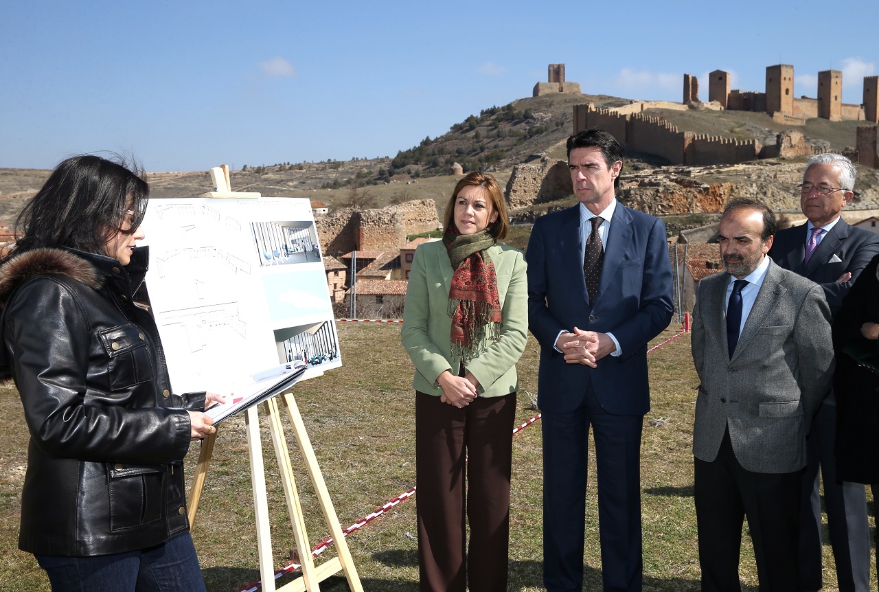 Explicaciones a Cospedal y al ministro de Industria en la propia ubicación del futuro parador de Molina.