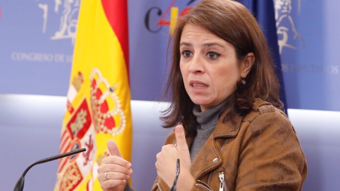 Adriana Lastra, ante los periodistas.