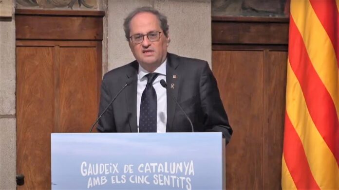 Torra, con lazo en la solapa y sin bandera de España a la vista, en la presentación de la campaña turística de Cataluña para el verano de 2020.
