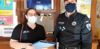 La buena samaritana con la carpeta que contenía el dinero.